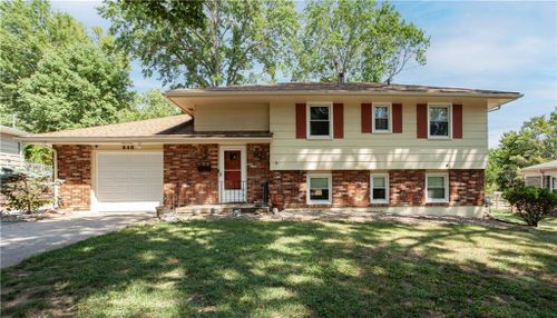 646 E Red Road, Independence, MO, 64055 | Card Image