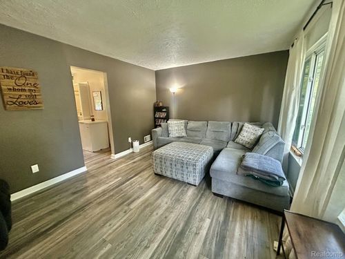 511 Alfred Ct, Ortonville, MI, 48462-8832 | Card Image