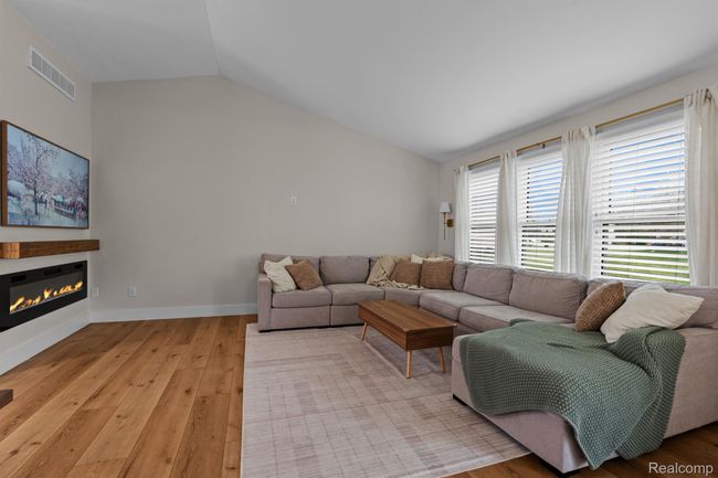 6480 Crestview Dr, House other with 3 bedrooms, 3 bathrooms and null parking in Holly MI | Image 6
