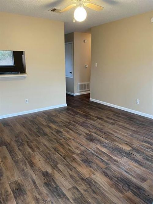 apt-206-139 Elm St, Lockhart, TX, 78644-2364 | Card Image