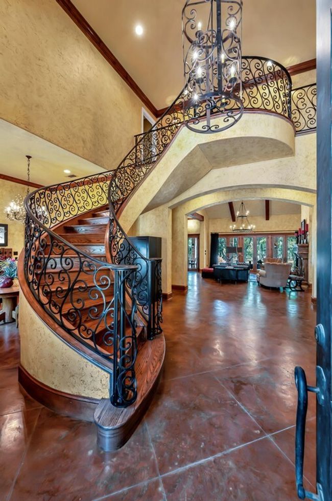 565 Lost Hunters Cyn, House other with 5 bedrooms, 5 bathrooms and 3 parking in China Spring TX | Image 9