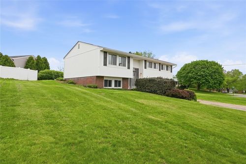 235 Princeton Dr, Aliquippa, PA, 15001-1540 | Card Image
