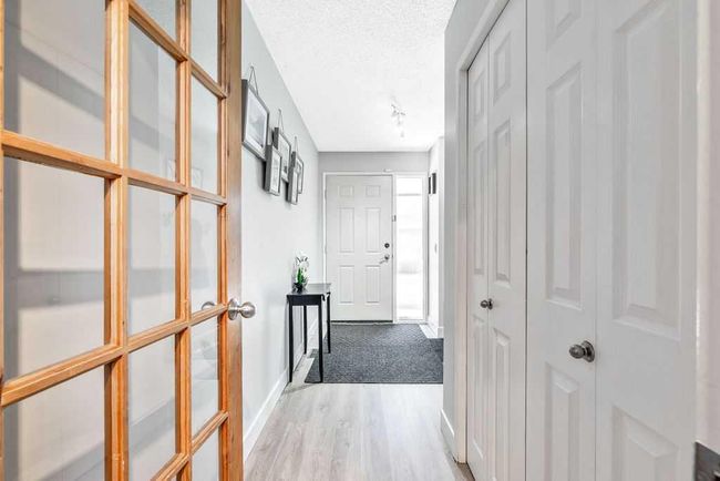 6 Glamis Gardens Sw, Home with 3 bedrooms, 2 bathrooms and 2 parking in Calgary AB | Image 2