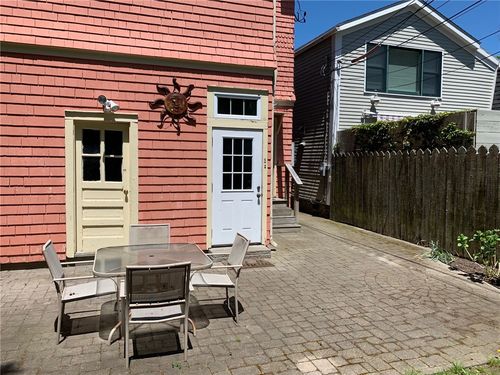 2-27 Young St, Newport, RI, 02840-3446 | Card Image