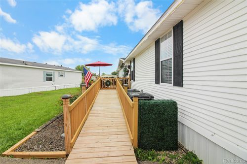 9078 W Timberview Dr, Newport, MI, 48166-9555 | Card Image