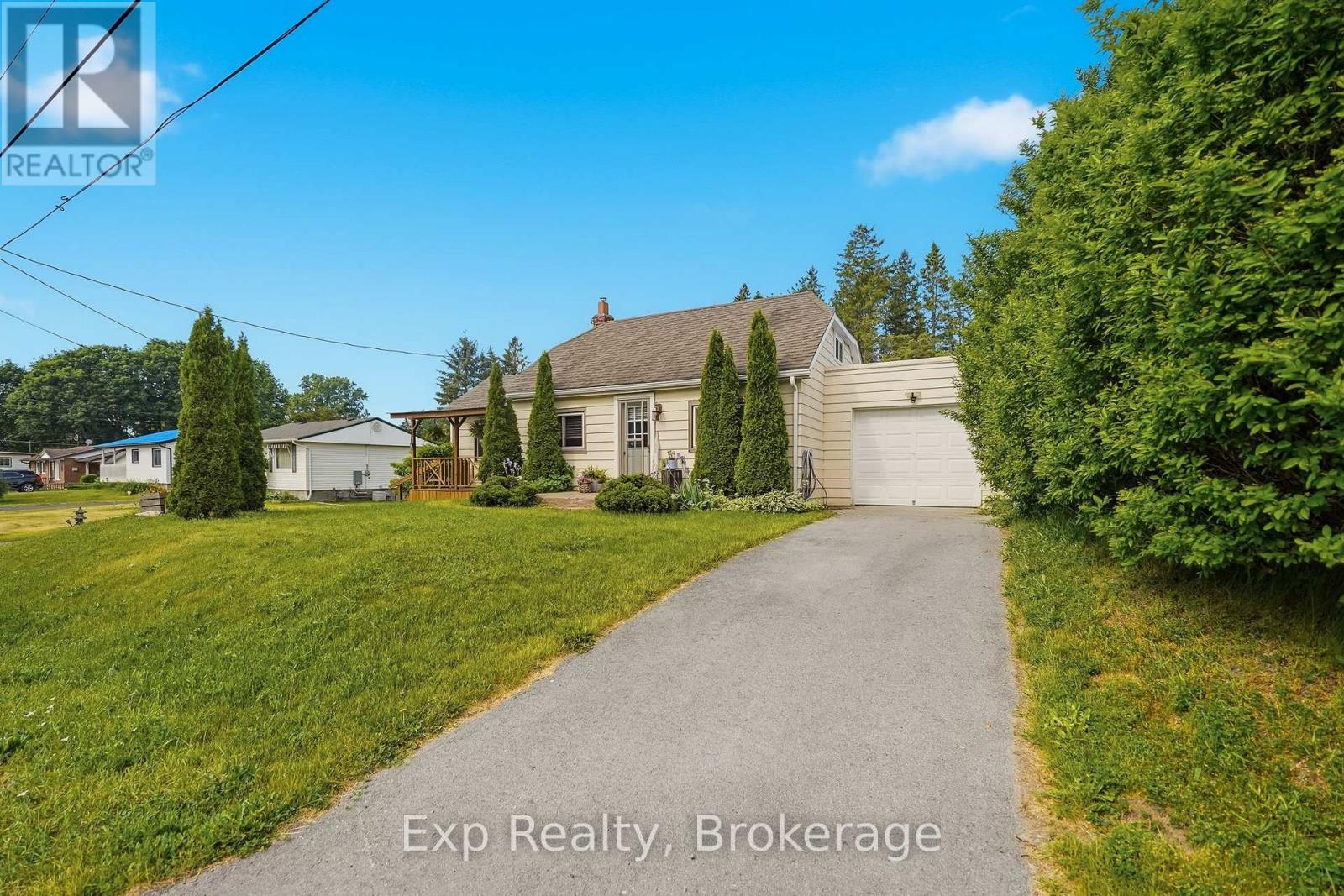 Residential in Quinte West (Frankford Ward) 3