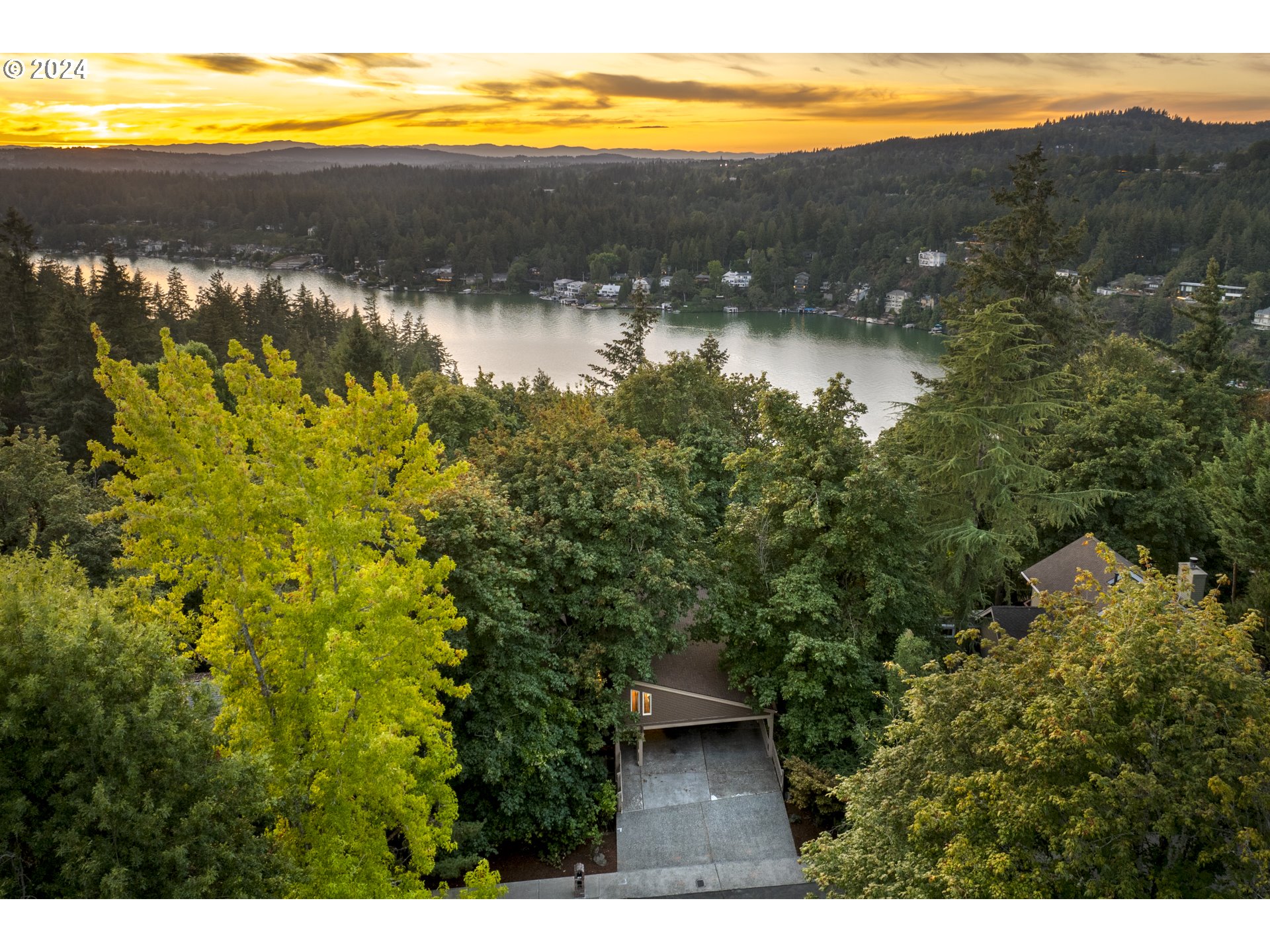 Woodland Ter, Lake Oswego, OR 97034