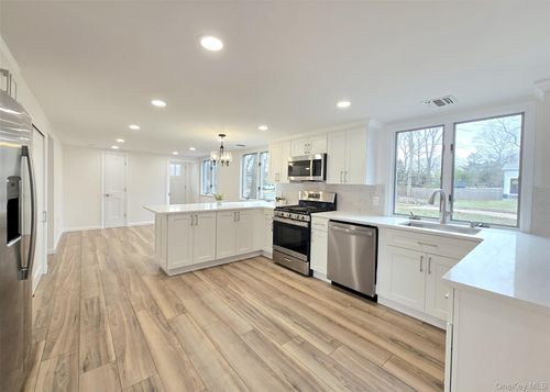 21 Possum Ln, East Setauket, NY, 11733-3517 | Card Image