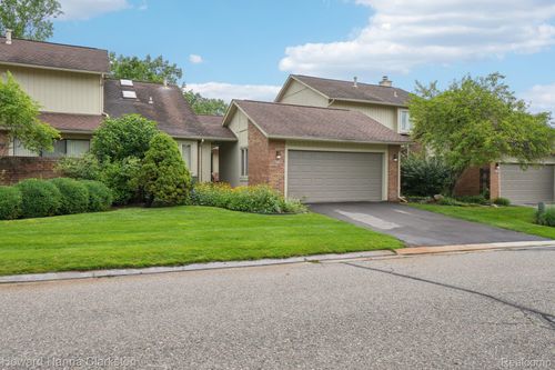 80-5608 Hillcrest Cir W, West Bloomfield, MI, 48322-1276 | Card Image