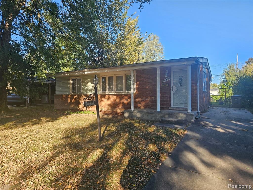 Moore St, Pontiac, MI 48342