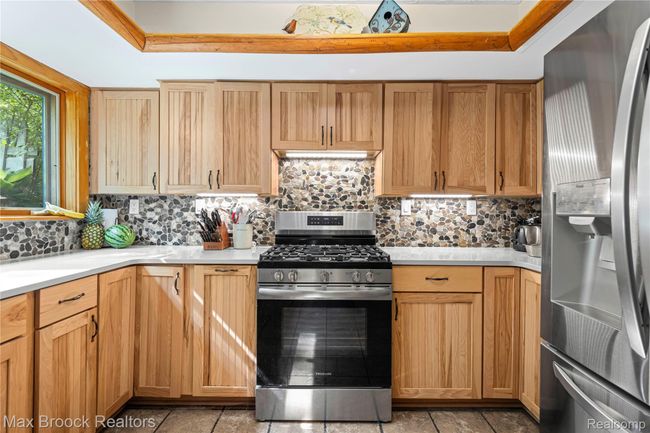 Kitchen with beautiful stone backsplash | Image 32