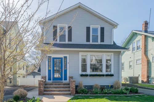 9 Fernwood Rd, Maplewood, NJ, 07040-1923 | Card Image