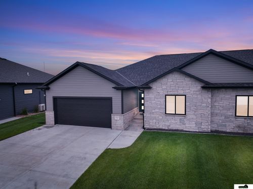 7717 Aero Dr, Lincoln, NE, 68516-1986 | Card Image
