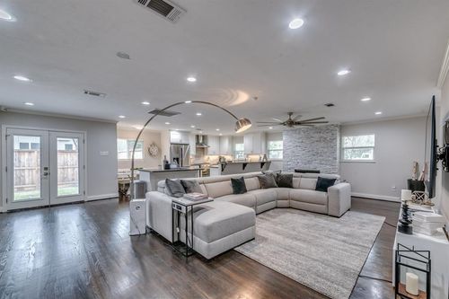 331 W 30th St, Houston, TX, 77018-8303 | Card Image
