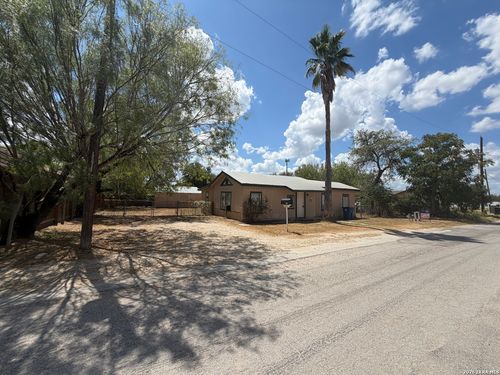 112 Fernandez Ave, Devine, TX, 78016-2612 | Card Image