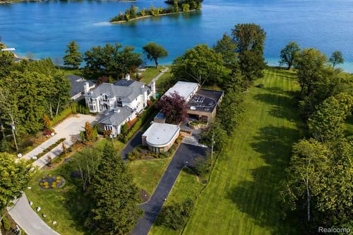 3317 W Shore Dr, Orchard Lake, MI, 48324-2372 | Card Image