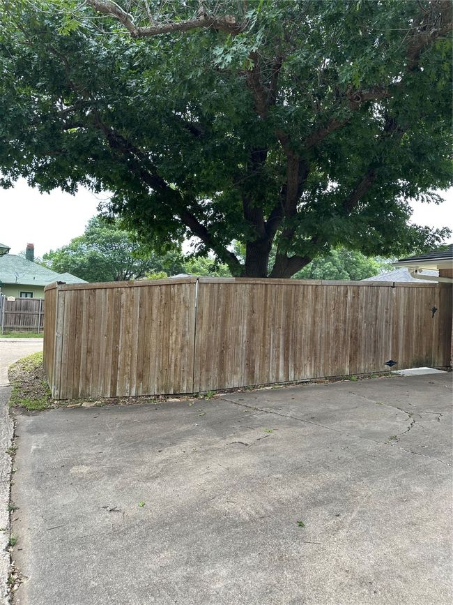 View of yard with fence | Image 25