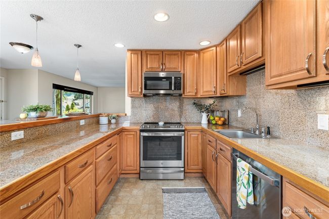 Kitchen w/Stainless Appliances | Image 12