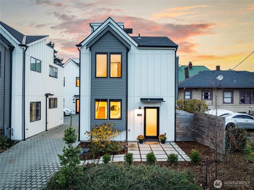 225 24th Ave, Seattle, WA, 98122-6032 | Card Image