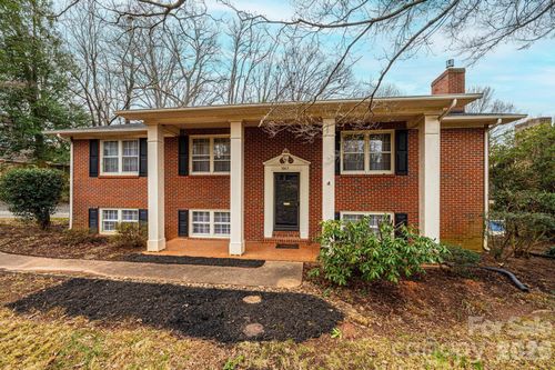 1063 4th Avenue Dr Nw, Hickory, NC, 28601-3452 | Card Image