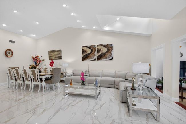 6858 Fountains Cir, Condo with 3 bedrooms, 3 bathrooms and null parking in Lake Worth FL | Image 29