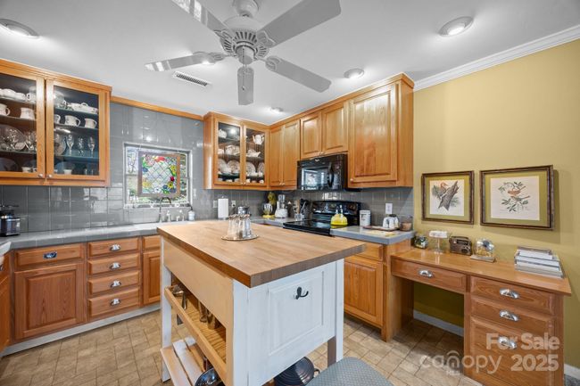 Built-in work desk area | Image 16