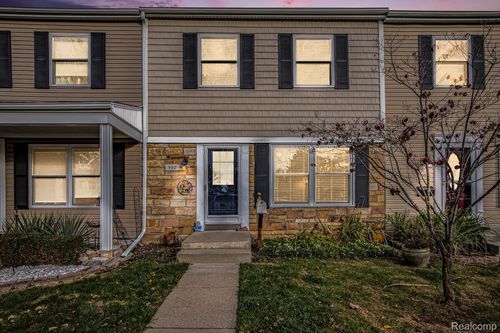 902 Little Hill Ct, Rochester Hills, MI, 48307-3025 | Card Image