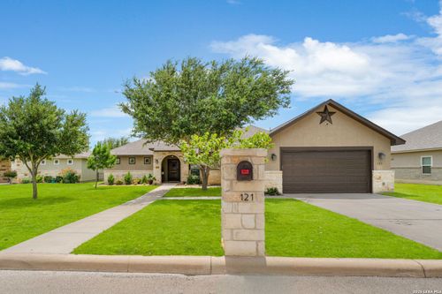 121 Fairway Dr, Floresville, TX, 78114-4402 | Card Image
