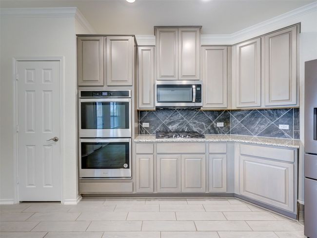 Built in double ovens and microwave - gas cooktop | Image 12