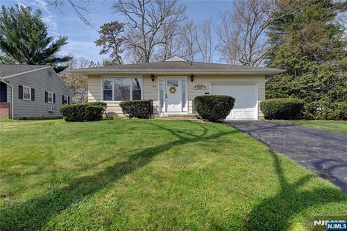123 Columbine Cir, Toms River, NJ, 08755-4049 | Card Image