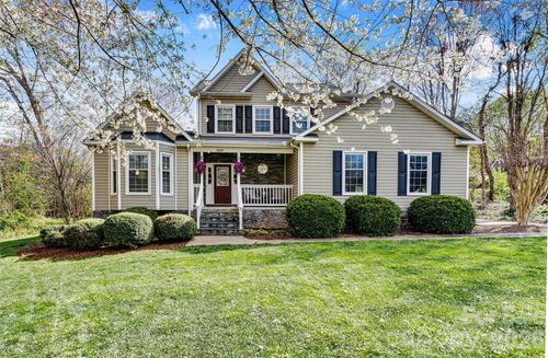 929 43rd Avenue Ct Ne, Hickory, NC, 28601-9050 | Card Image