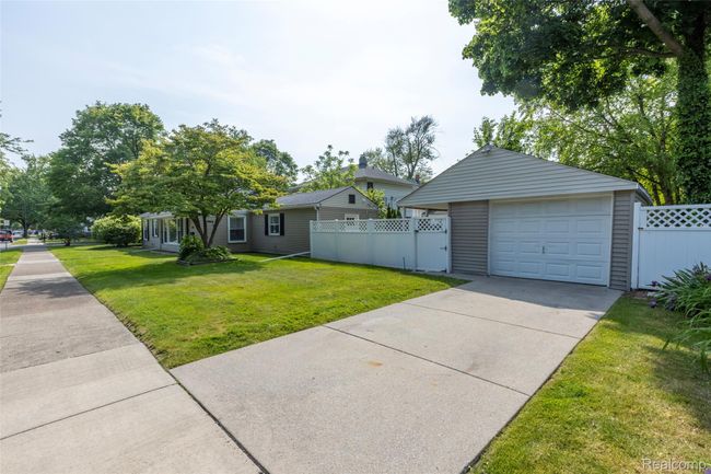 343 Beaupre is ready for you to pull right in to make it yours! | Image 28
