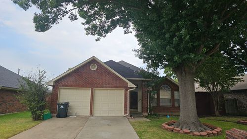 827 Quail Brook Dr, Arlington, TX, 76001-7566 | Card Image