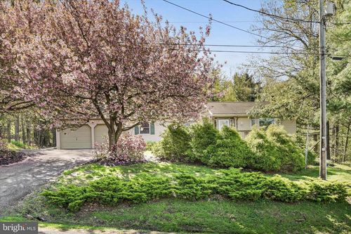 2377 Stallion Dr, AUBURN, PA, 17922-9568 | Card Image