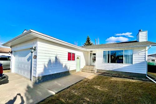 9119 95 Avenue, Home with 5 bedrooms, 2 bathrooms and 4 parking in Lac La Biche AB | Card Image