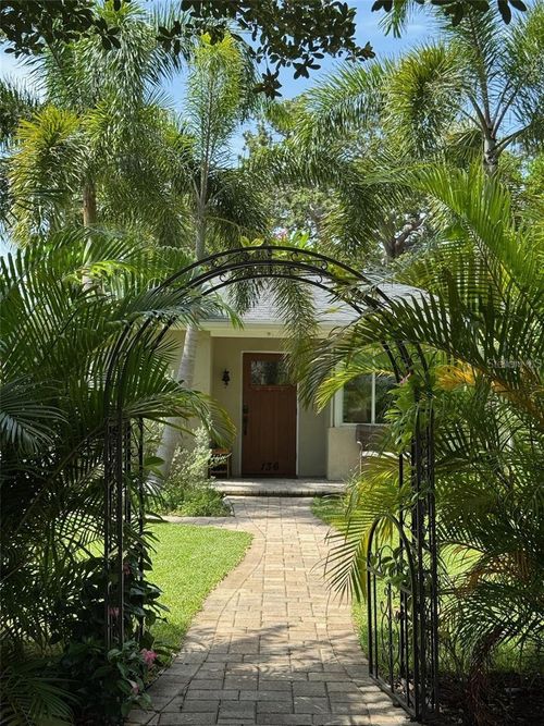 136 25th Avenue N, ST PETERSBURG, FL, 33704 | Card Image