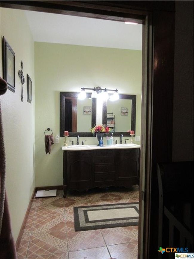 409 E Hochheim St, House other with 3 bedrooms, 2 bathrooms and null parking in Yoakum TX | Image 23