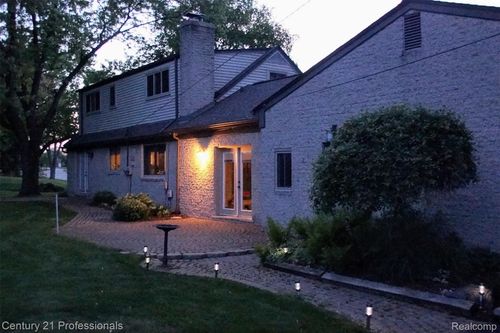 575 Troyvally St, Troy, MI, 48098-1837 | Card Image