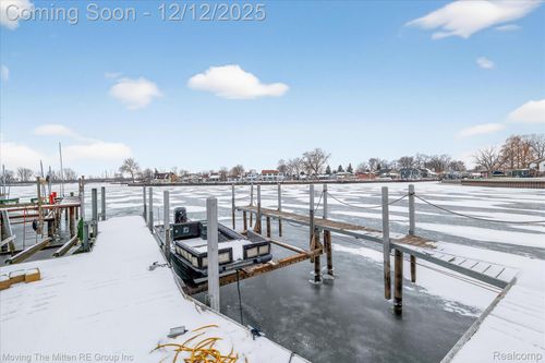 30760 Bayview Dr, Gibraltar, MI, 48173-9538 | Card Image