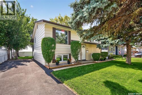 1231 Spadina St, Moose Jaw, SK, S6H7G5 | Card Image