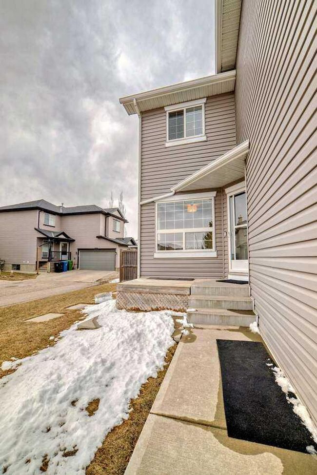 337 Citadel Meadow Bay Nw, Home with 4 bedrooms, 3 bathrooms and 4 parking in Calgary AB | Image 3