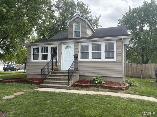 132 W 2nd St, Hartford, IL, 62048-1204 | Card Image