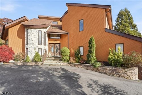 1605 Justin Pl, Mountainside, NJ, 07092-1613 | Card Image