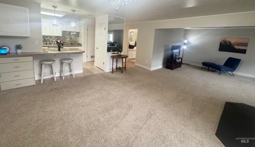 1095 N Camelot Dr, Boise, ID, 83704-8606 | Card Image