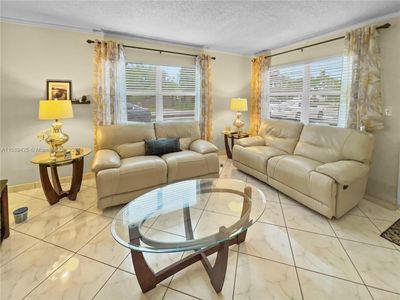 124 - 415 Ne 2nd St, Condo with 2 bedrooms, 2 bathrooms and null parking in Hallandale Beach FL | Image 2