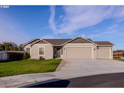 2417 Nw Mountain View Ct, House other with 3 bedrooms, 2 bathrooms and 3 parking in Hermiston OR | Image 1