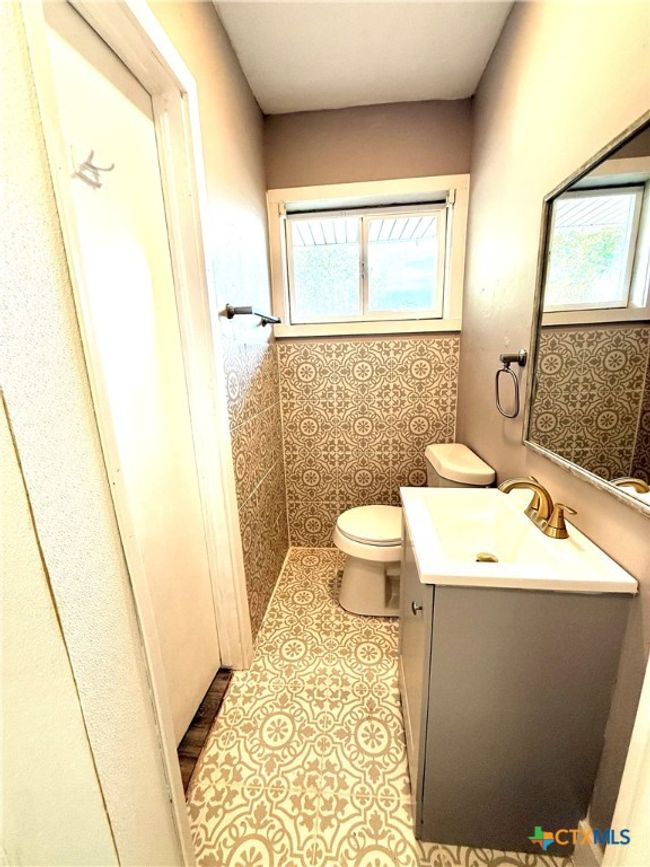 302 Smith St, House other with 3 bedrooms, 2 bathrooms and null parking in Gonzales TX | Image 13
