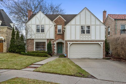 3916 N Ridgefield Cir, Shorewood, WI, 53211-2450 | Card Image