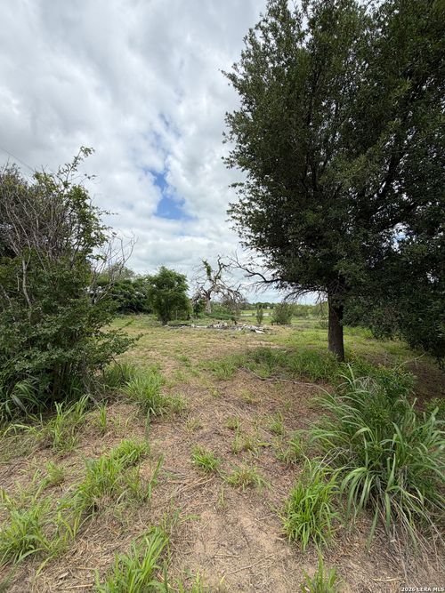 214 County Road 6845, Lytle, TX, 78052-2295 | Card Image