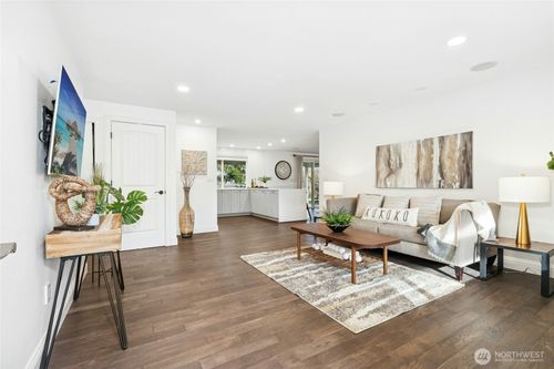 13416 Ne 70th St, Redmond, WA, 98052-9431 | Card Image